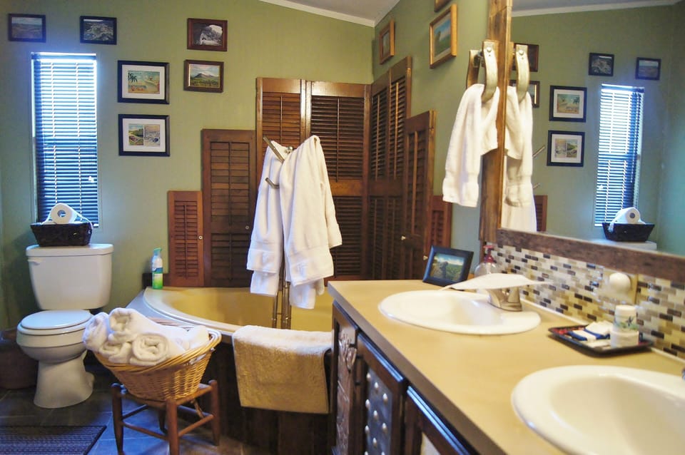The ensuite Master bath. It's sweet to be the Master...