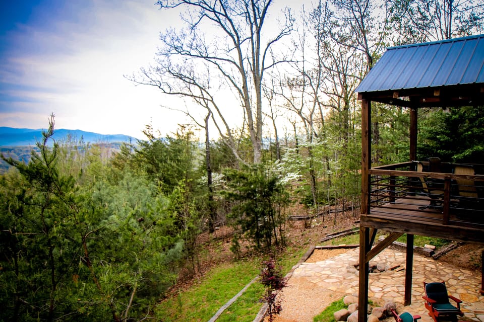 Spring dogwoods in bloom, spacious firepit with seating for 8 with FREE firewood