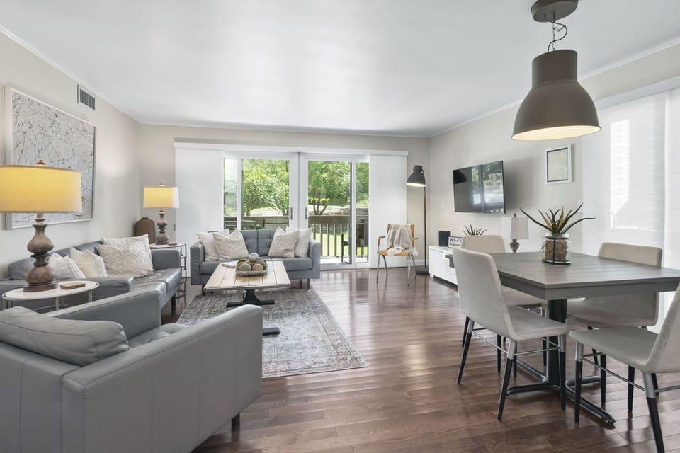 Great room, Roku TV, Internet, Cable