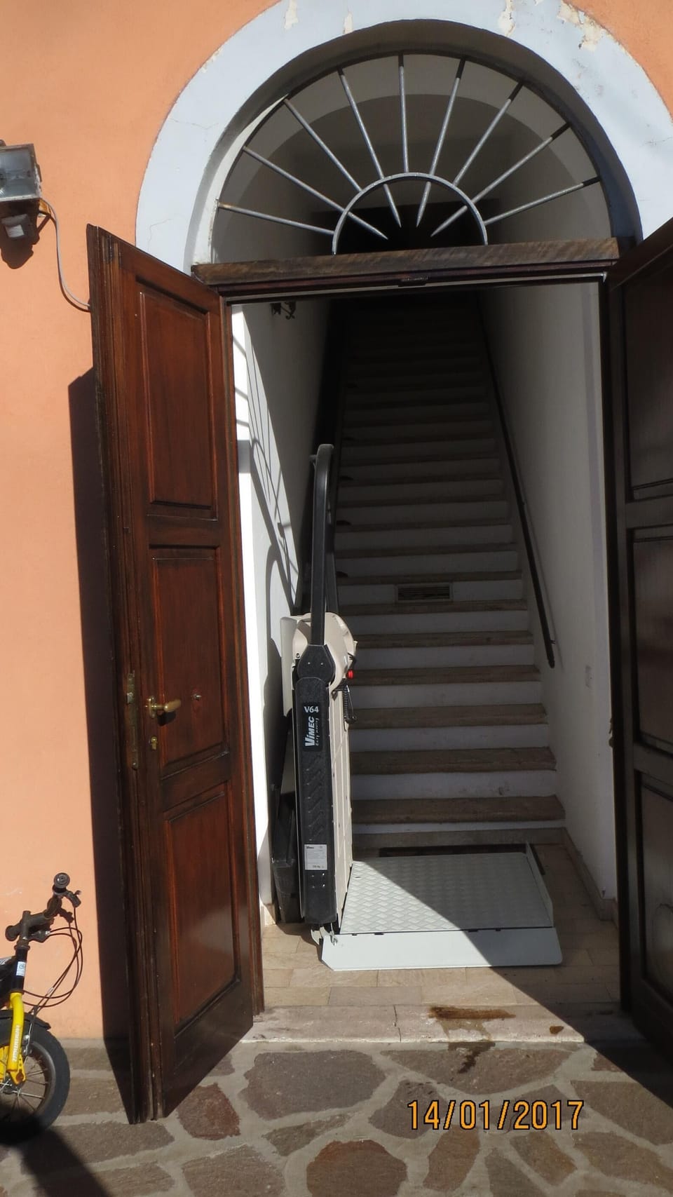 Lifting platform for wheelchair to the apartment's entrance