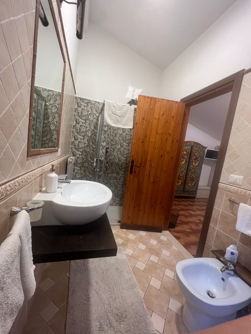 Basic Double Room | Bathroom | Shower, rainfall showerhead, free toiletries, hair dryer