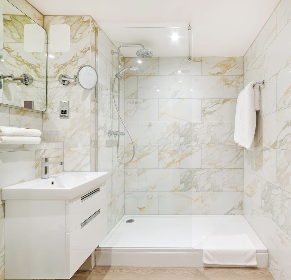 Executive Double Room | Bathroom | Shower, free toiletries, hair dryer, slippers