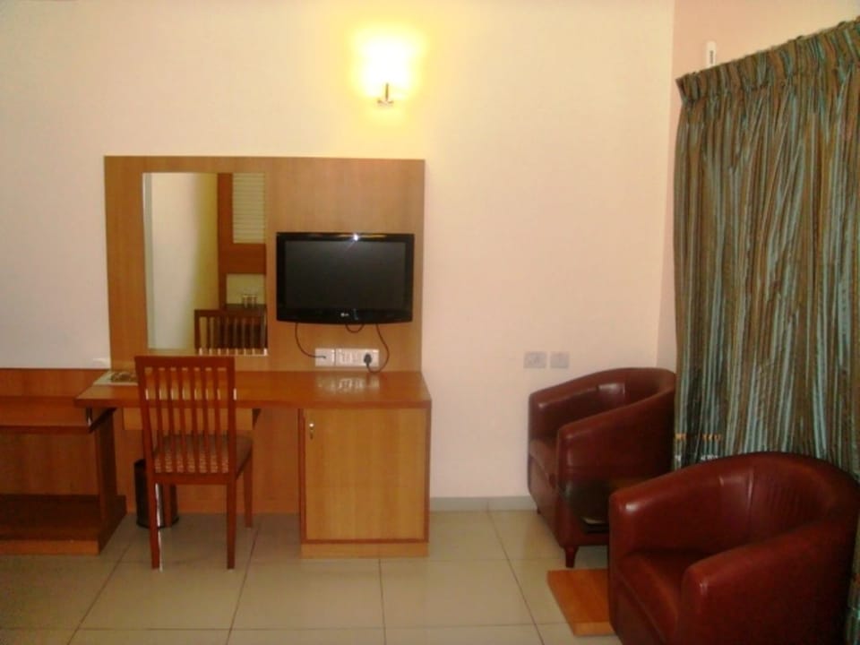 Deluxe Double Room, 1 Queen Bed | Living area | TV
