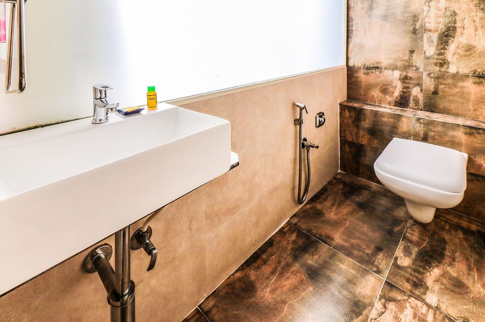 Shower, free toiletries, towels