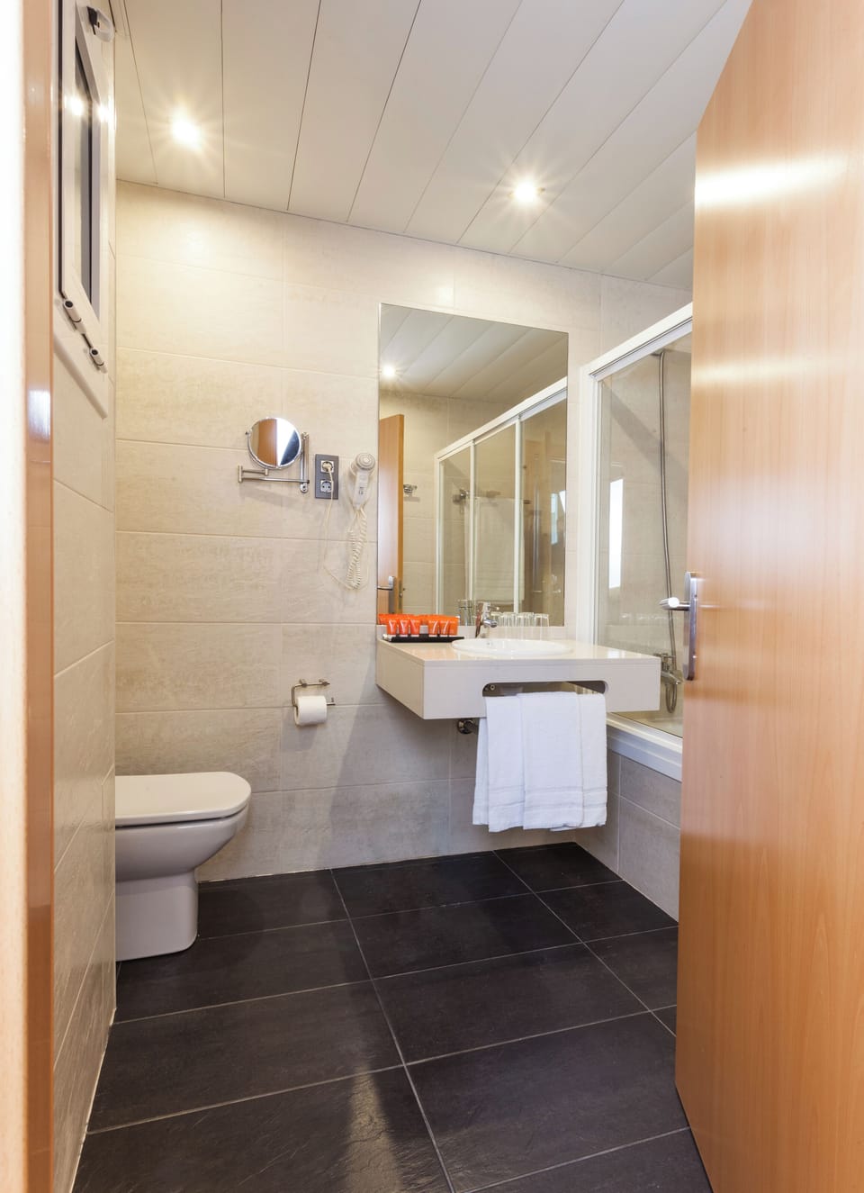 Double room with extra bed | Bathroom | Free toiletries, hair dryer, towels