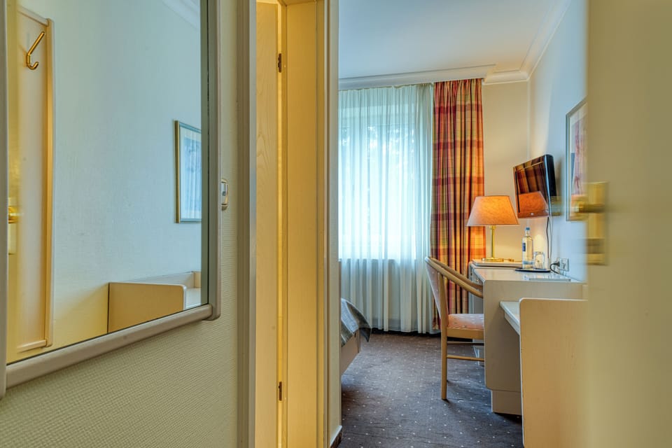 Standard Single Room | In-room safe, desk, blackout drapes, soundproofing