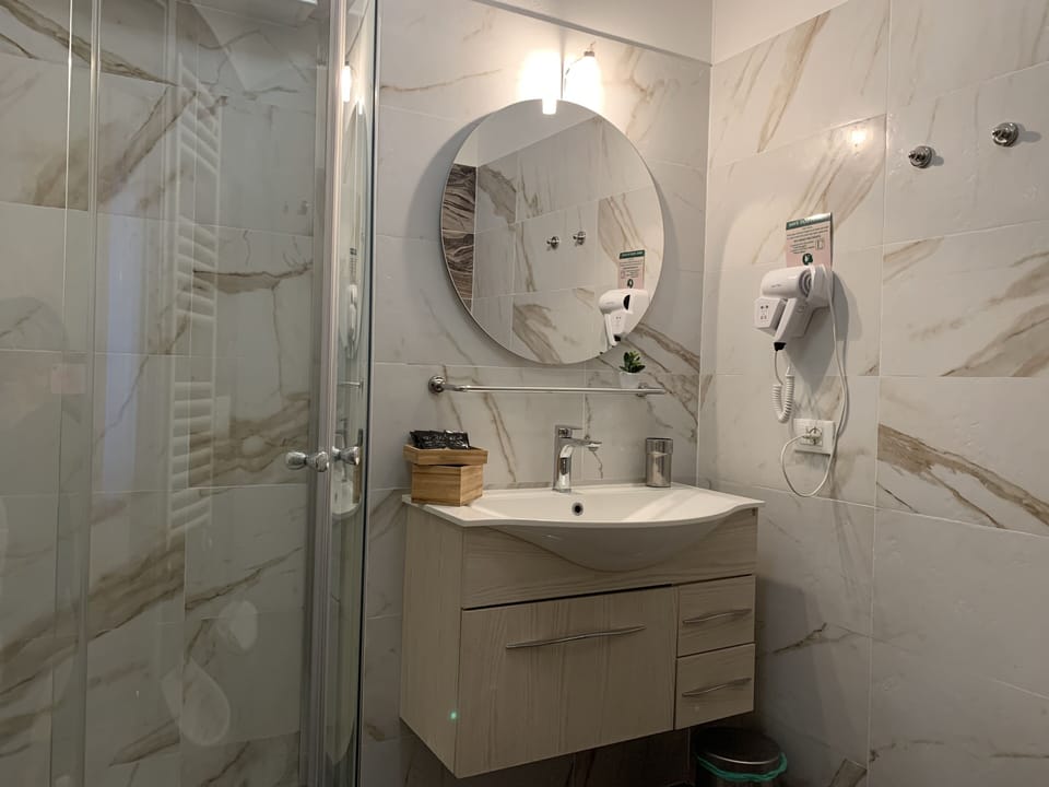 Superior Quadruple Room | Bathroom | Shower, rainfall showerhead, free toiletries, hair dryer