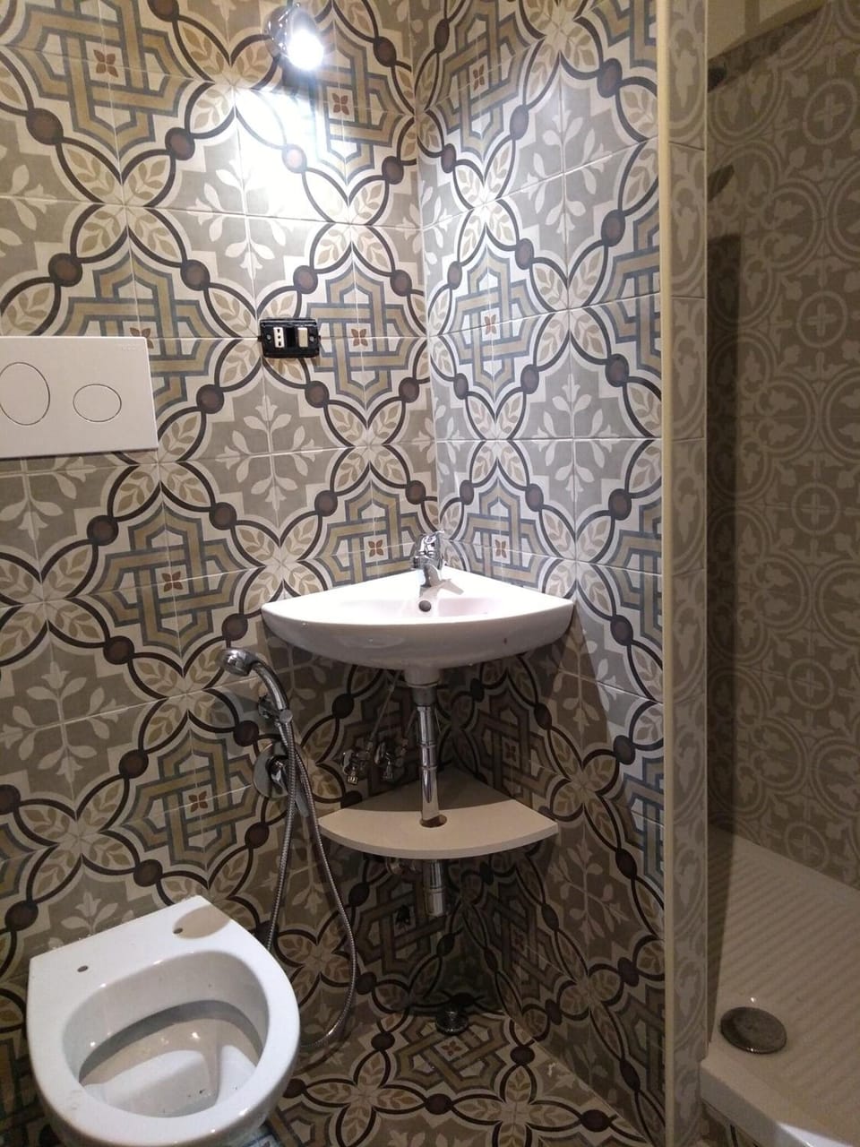 Separate tub and shower, free toiletries, hair dryer, bidet