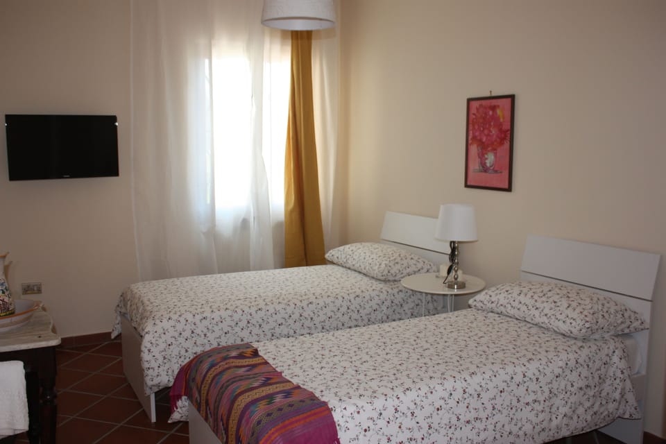 Classic Twin Room, Private Bathroom | 1 bedroom, premium bedding, individually decorated