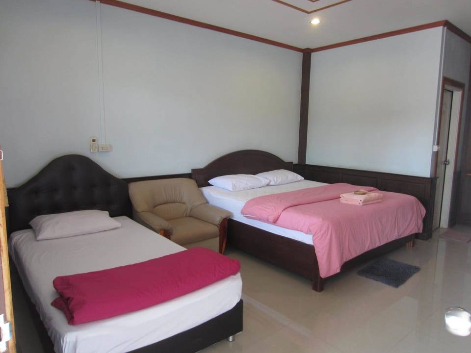 Deluxe Twin Room | Rollaway beds (surcharge), WiFi (free), bed sheets