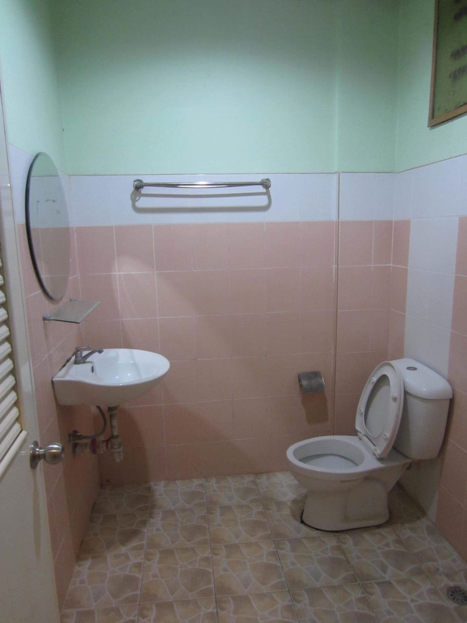 Shower, free toiletries, towels