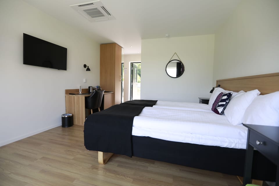 Premium Double Room, 2 Twin Beds, Golf View | Living area | LED TV