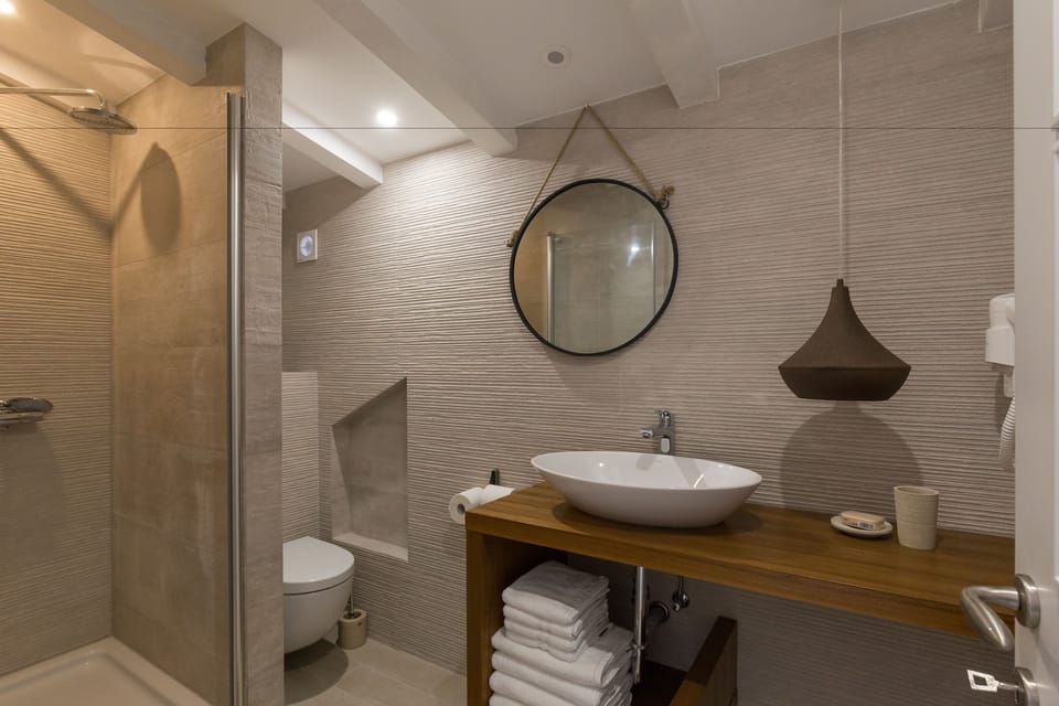 Superior Double Room | Bathroom | Shower, hair dryer, towels
