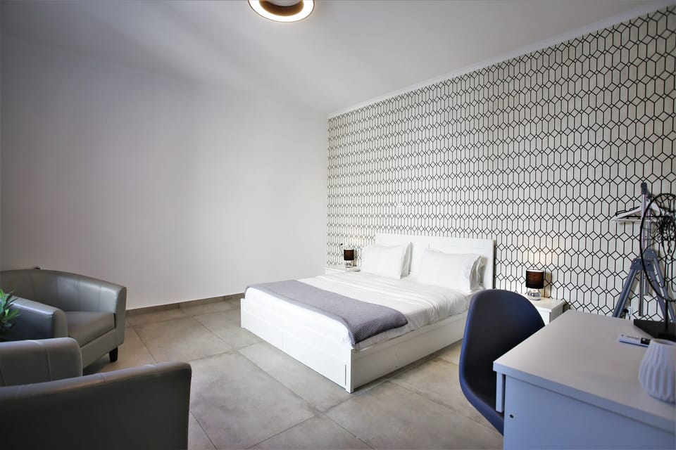 Deluxe Apartment, 1 Bedroom | Soundproofing, iron/ironing board, free WiFi, bed sheets