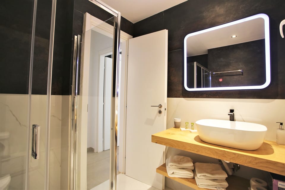 Deluxe Apartment, 1 Bedroom | Bathroom | Shower, free toiletries, hair dryer, towels