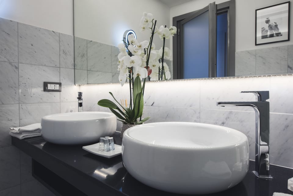 Junior Suite, Ensuite, City View | Bathroom | Combined shower/tub, free toiletries, towels