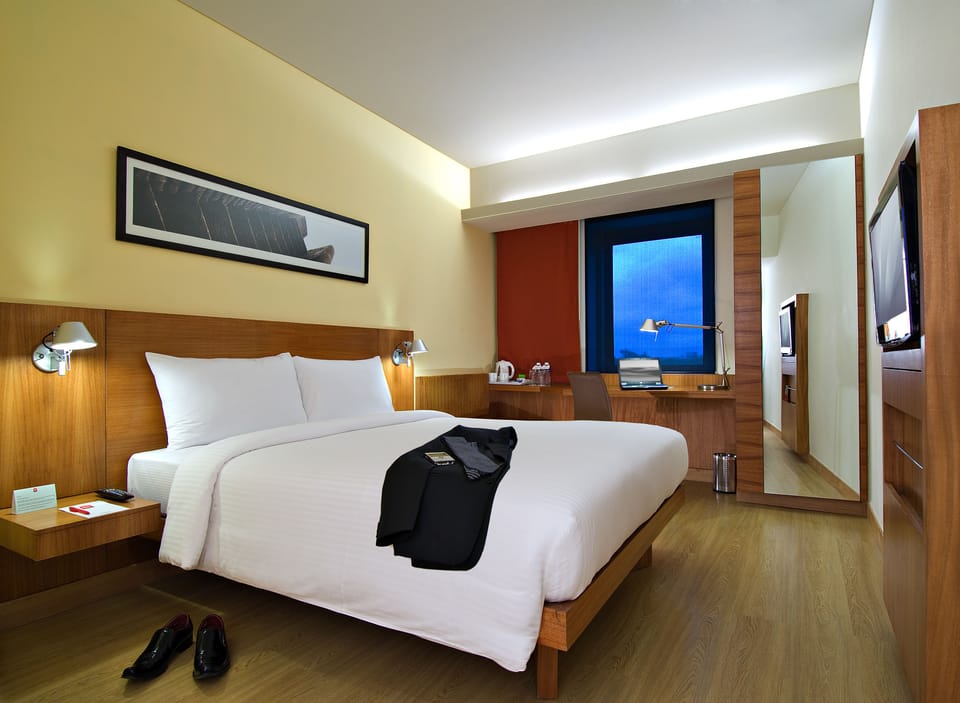 Standard Room, 1 Queen Bed | Premium bedding, in-room safe, desk, laptop workspace