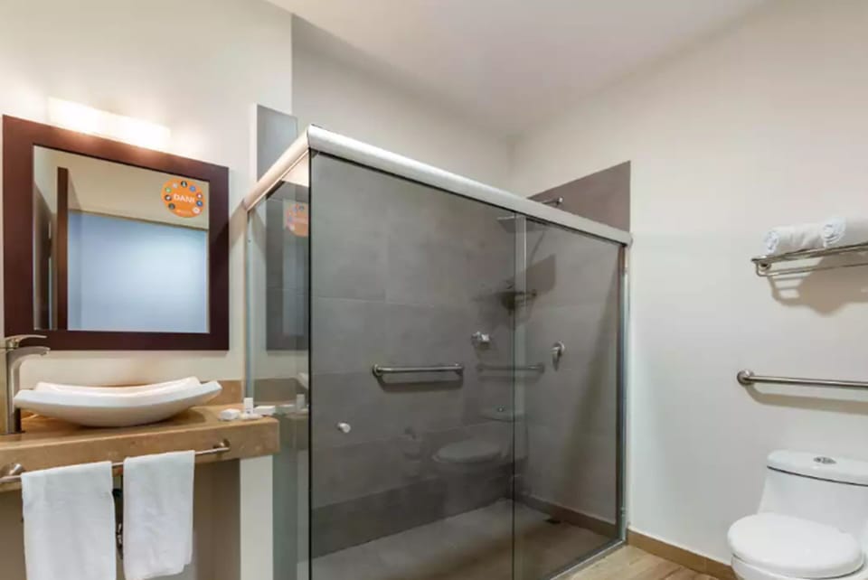 Shower, rainfall showerhead, free toiletries, hair dryer