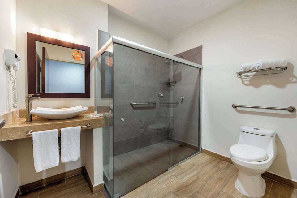 Standard Room, 1 Queen Bed, Non Smoking | Premium bedding, in-room safe, desk, soundproofing