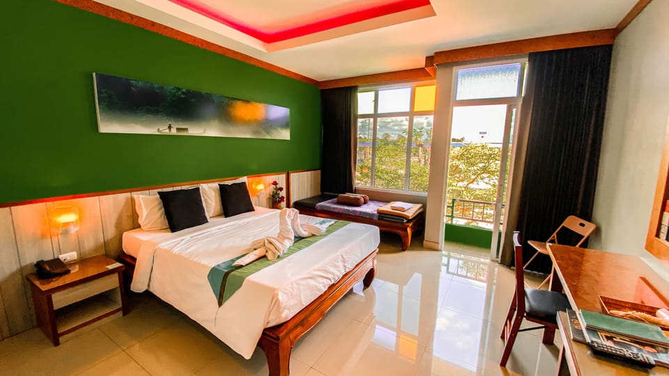 Family Suite | Desk, laptop workspace, blackout drapes, soundproofing