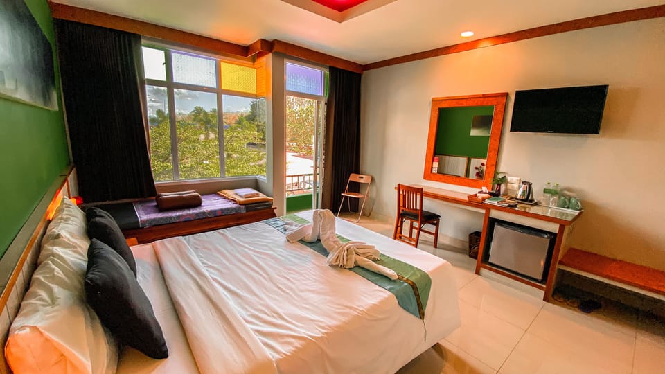 Family Suite | Desk, laptop workspace, blackout drapes, soundproofing