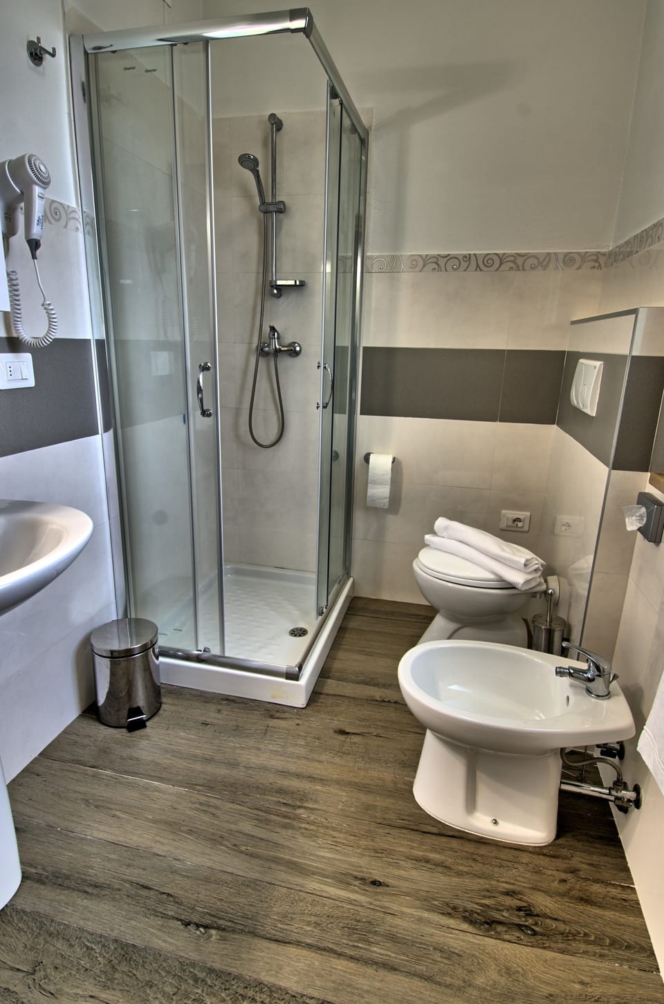 Shower, rainfall showerhead, free toiletries, hair dryer