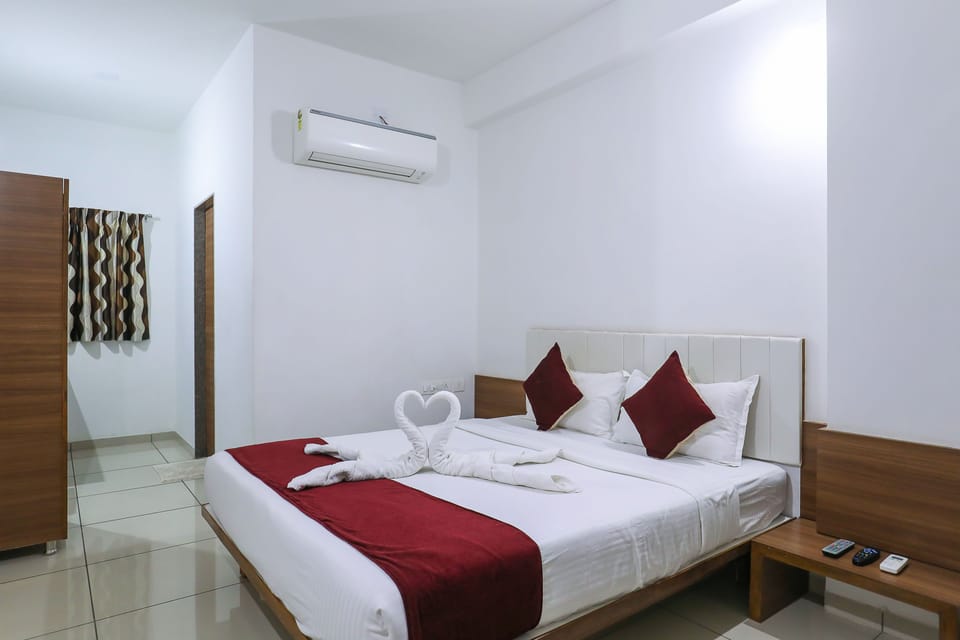 Deluxe Room With Airport shuttle | Desk, rollaway beds, free WiFi
