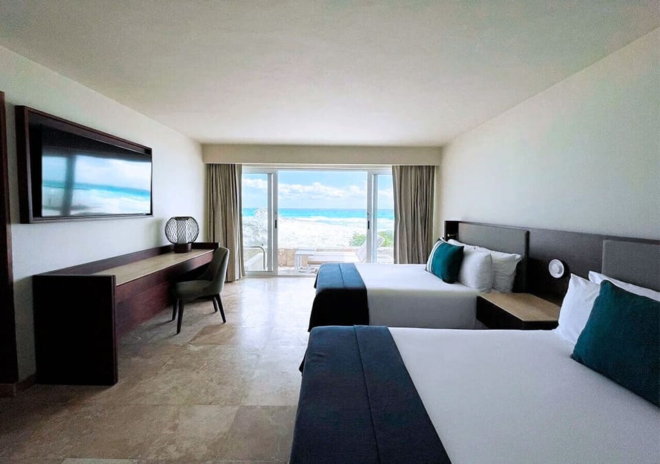 Villa Premier Plunge Pool Ocean Front | Free minibar, in-room safe, desk, laptop workspace