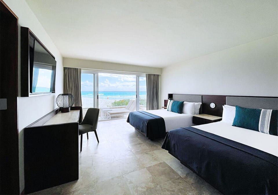 Villa Premier Plunge Pool Ocean Front | Free minibar, in-room safe, desk, laptop workspace
