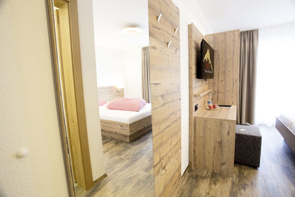 Double Room, 1 Queen Bed, Mountain View | Hypo-allergenic bedding, desk, laptop workspace, blackout drapes