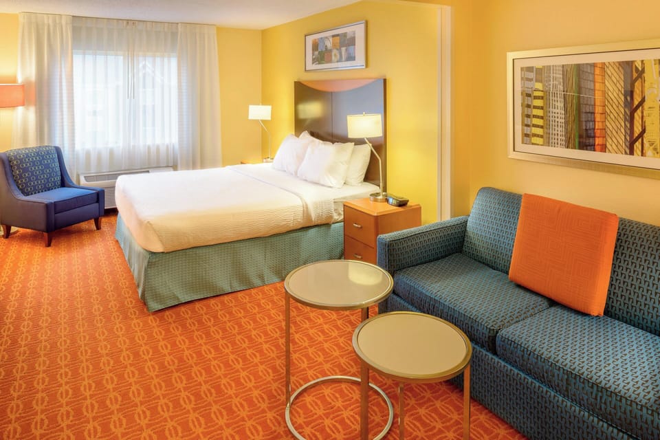 Executive Room, 1 King Bed with Sofa bed | Premium bedding, down comforters, pillowtop beds, desk
