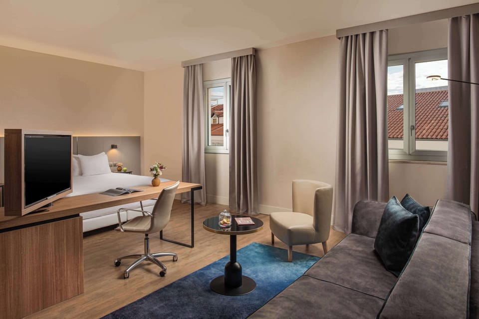 Minibar, in-room safe, desk, free WiFi