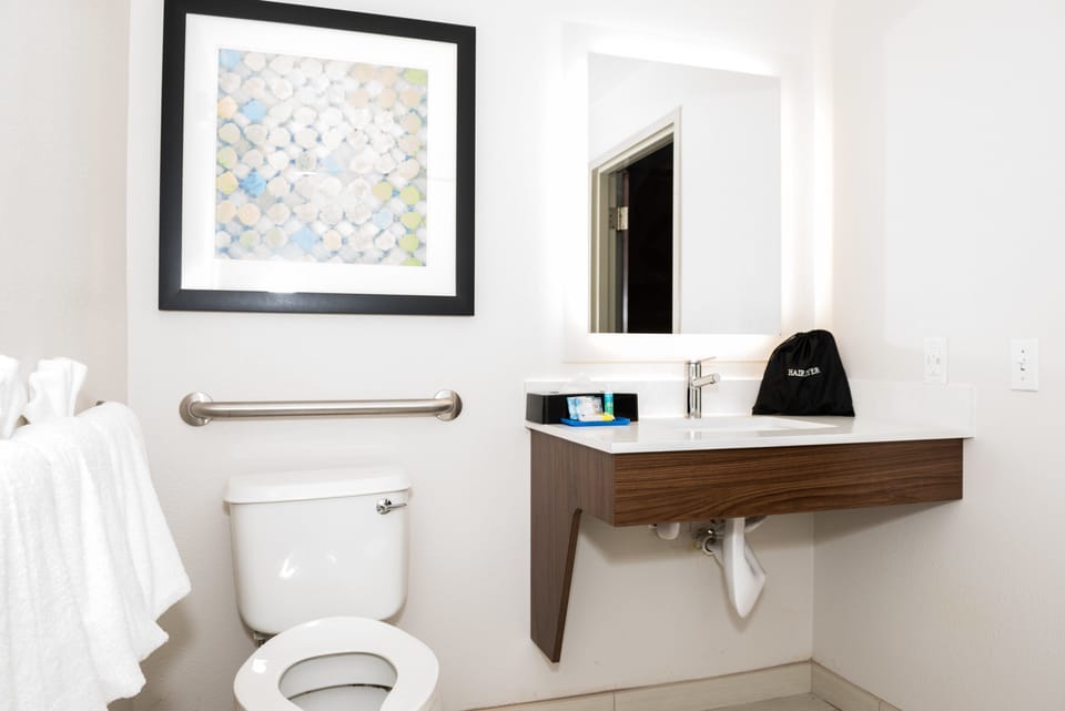 Combined shower/tub, free toiletries, hair dryer, towels