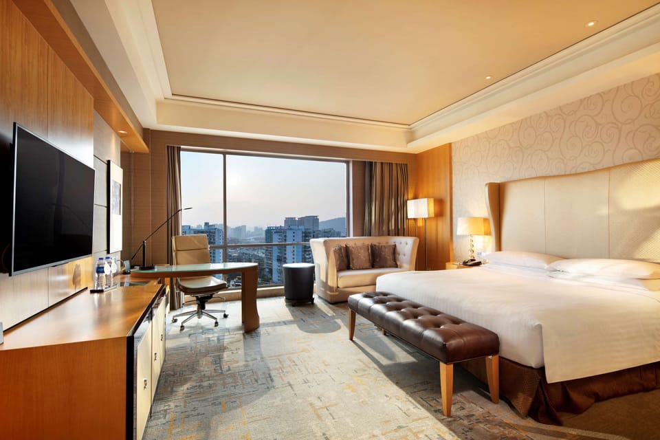 Premium Room, 1 King Bed | Minibar, in-room safe, desk, blackout drapes
