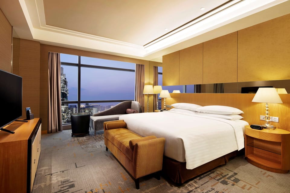 Executive Suite, 1 Bedroom | Minibar, in-room safe, desk, blackout drapes