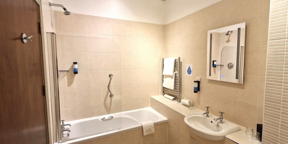 Combined shower/tub, free toiletries, hair dryer, towels