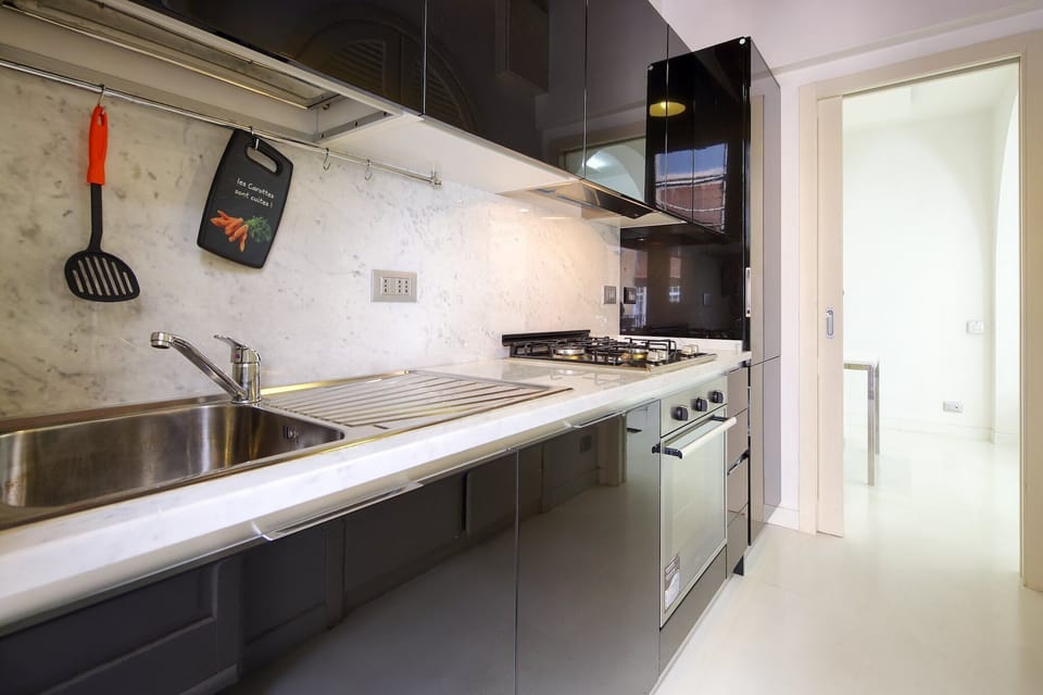 Fully Equipped Kitchen. Fridge, Freezer, 4 Fires, Oven, Dishwasher, Nespresso