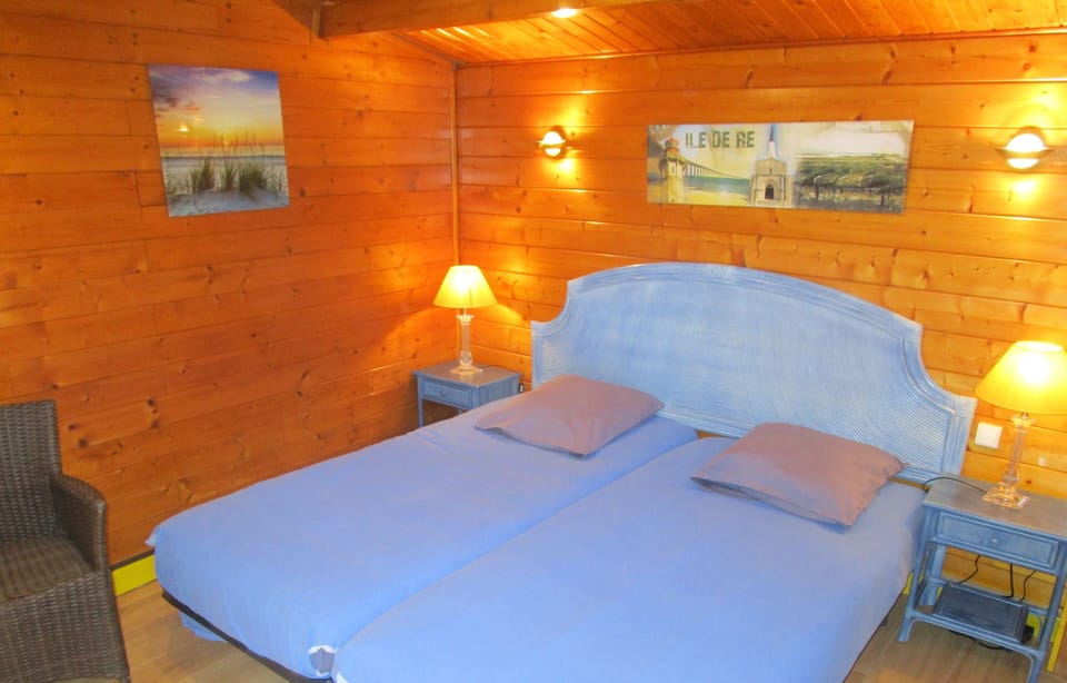 Chalet, 2 Bedrooms | Iron/ironing board, free WiFi, bed sheets