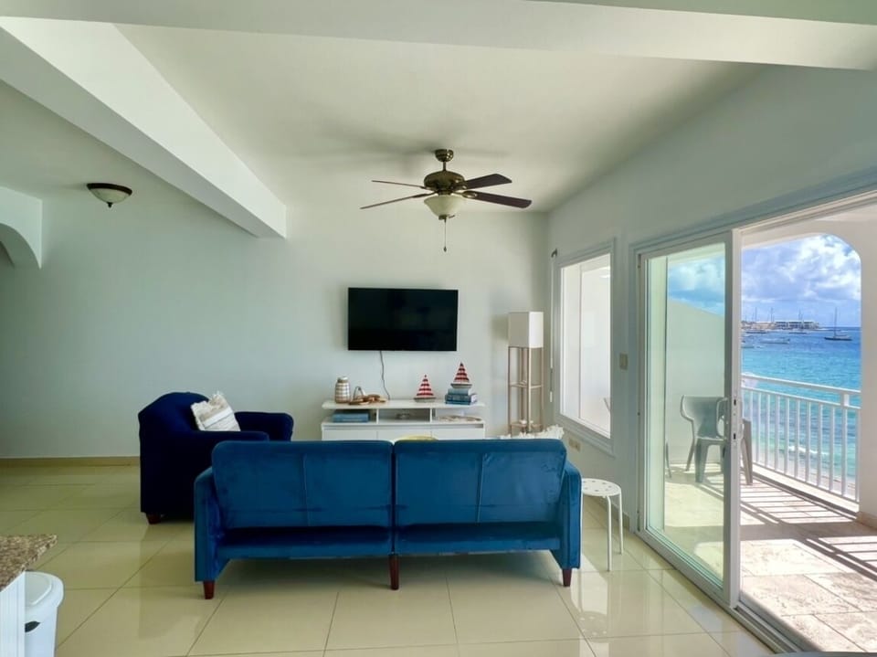 Outdoor terrace overlooking beach!