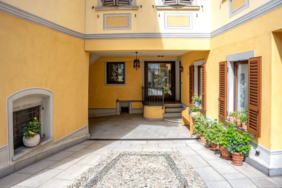 Ingresso indipendente dell' appartamento al piano terra.