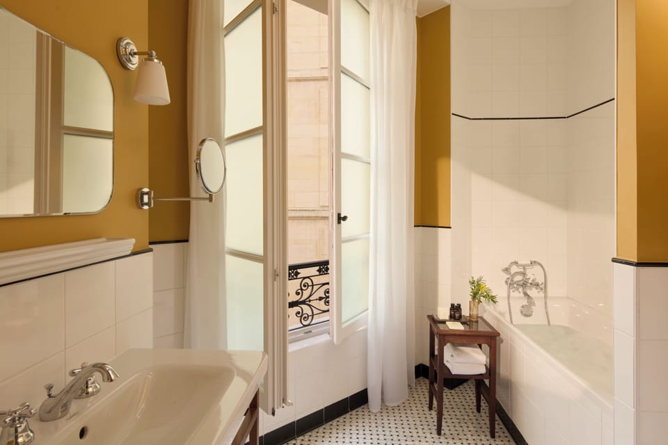 Superior Double Room | Bathroom | Shower, free toiletries, hair dryer, towels