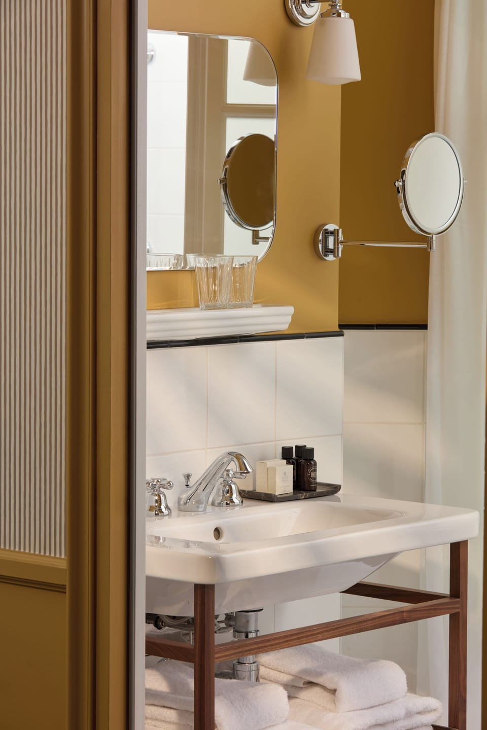 Superior Double Room | Bathroom | Shower, free toiletries, hair dryer, towels