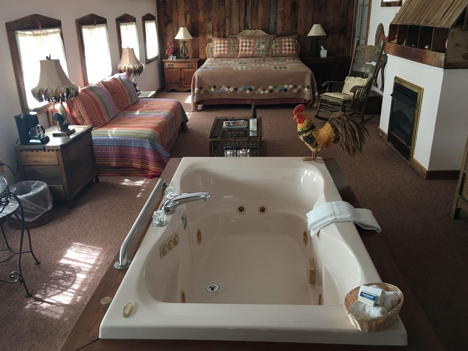 Room, Jetted Tub | Desk, free WiFi, bed sheets