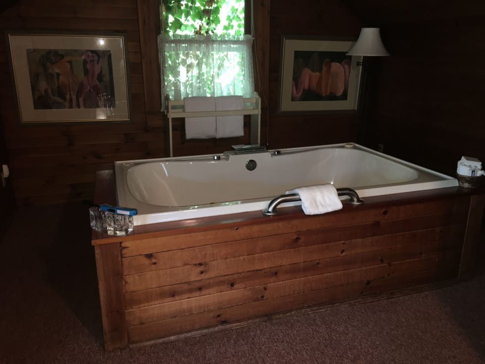 Room, 1 King Bed | Desk, free WiFi, bed sheets