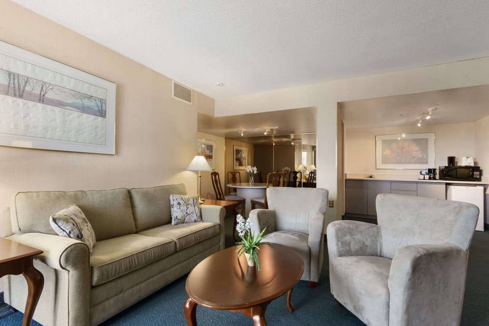 Suite, 1 Bedroom, Non Smoking | In-room safe, desk, soundproofing, iron/ironing board