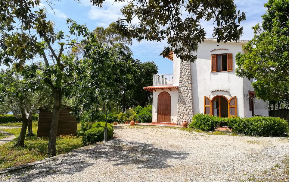 una facciata della villa