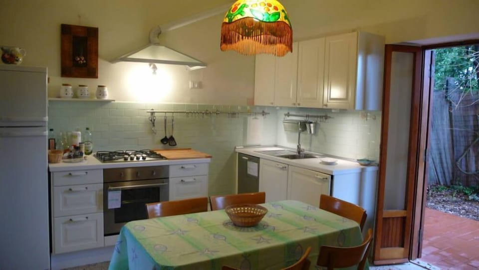 Cucina, uscita verso il giardino