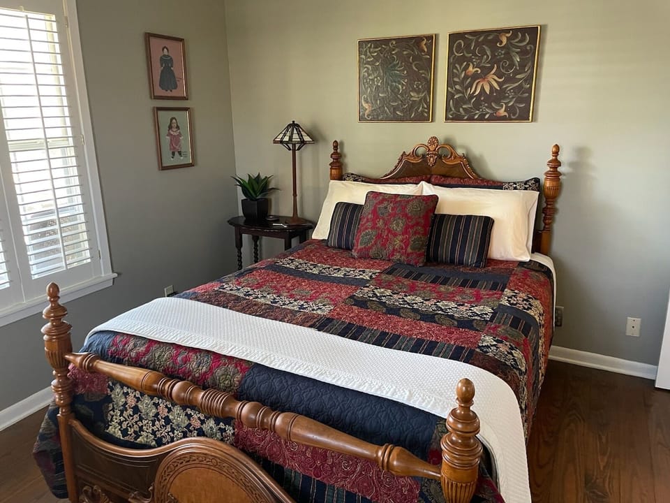 Large Bedroom - Queen Bed