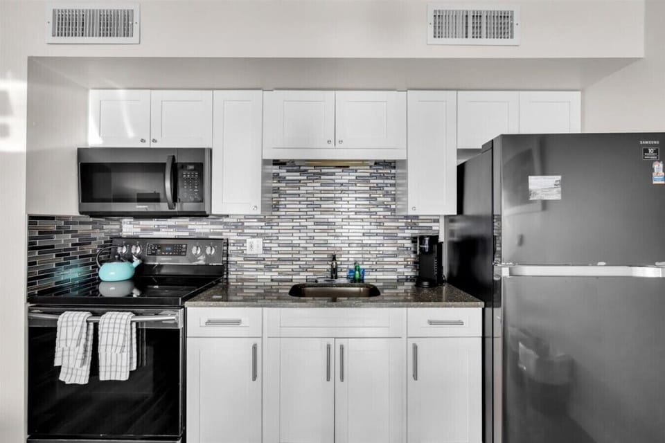 Comfortable kitchen with everything needed for everyday cooking and shared meals.
