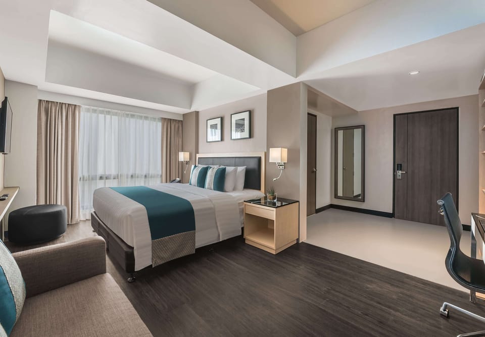 1 King Bed, Large Room with Living Area | Minibar, in-room safe, desk, iron/ironing board